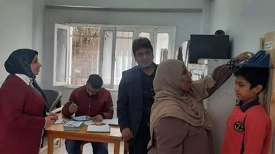 محافظ بني سويف يتابع فحص وعلاج أمراض الأنيميا والسمنة والتقزم