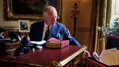 قصر بكنجهام ينشر صورة للملك تشارلز الثالث مع صندوقه الأحمر