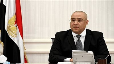 وزير الإسكان يتابع مشروع تطوير منطقة سور مجرى العيون