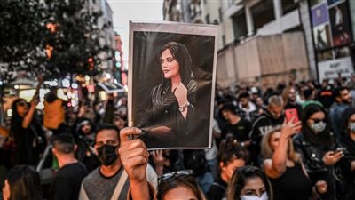 فيفا يسمح برفع صور مهسا أميني لدعم الاحتجاجات الإيرانية خلال المونديال