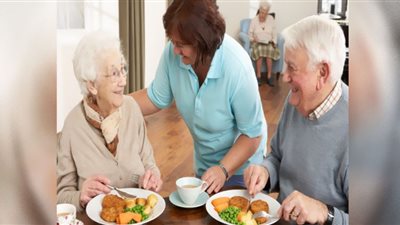 تأثير الوجبات السريعة على كبار السن.. أطباء يحذرون من كارثة