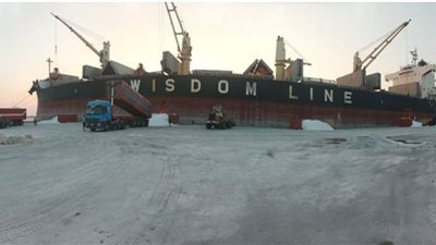 لأول مرة.. تصدير 45 ألف طن ملح مغسول لكينيا من ميناء شرق بورسعيد