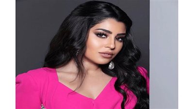 أيتن عامر تتألق بالشعر الكيرلي وصيحة الشارلستون من كواليس 