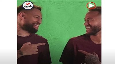 شبيه نيمار يخدع الجماهير في كأس العالم (شاهد)