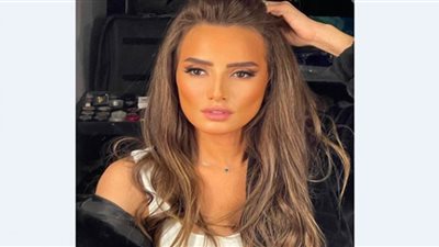 زينة تروج لحلقتها مع إسعاد يونس بالأوف شولدر ومكياج ترابي| صور