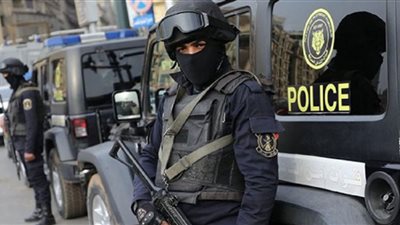 القبض على عاطل ضرب شقيقاته البنات بـ