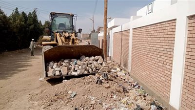 رفع 24 طن مخلفات في محيط مدارس أبومناع بقنا