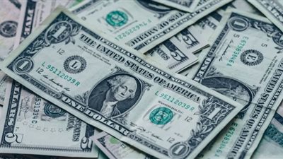قوة الدولار تهوي بأسعار الذهب لأدنى مستوى في عامين ونصف