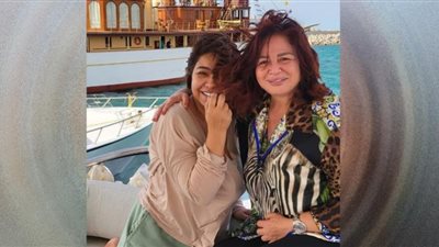 إلهام شاهين تغازل شيرين عبد الوهاب على متن يخت.. بحب تلقائيتك
