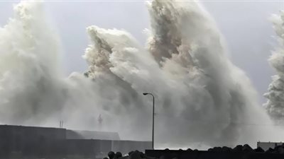 إعصار فيونا يطرد مئات الآلاف من منازلهم (فيديو)