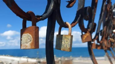 أقفال الحب توثّق قصص العاشقين على كوبري ستانلي