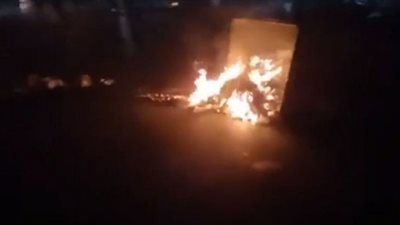 متظاهرون يهاجمون مركزا للحرس الثوري (فيديو)