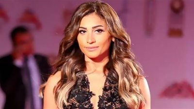 دينا الشربيني تهوس متابعيها بالجلد المُجسم على غلاف إحدى المجلات