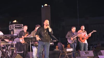 هشام عباس يتألق في ختام مهرجان رشيد للموسيقي والغناء