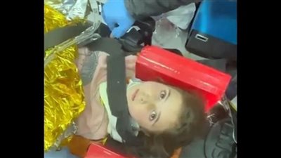 زلزال تركيا .. طفلة تحلم بمشروبها بين الركام