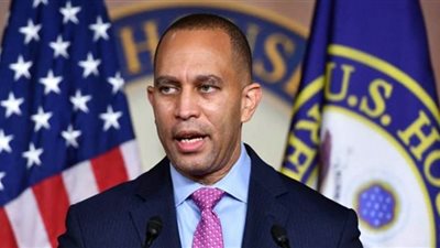 حكيم جيفريز.. الأصغر سنًا وينهي عصر بيلوسي لزعامة النواب الأمريكي