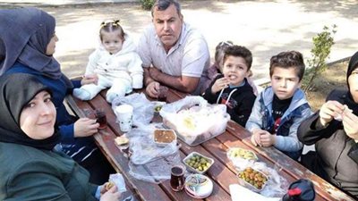 فيديو مأساوى لسوري يودع 13 فردًا من عائلته بسبب الزلزال