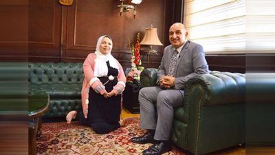 عميد كلية التجارة بالإسكندرية يُكرِّم طالبة ذوي الهمم