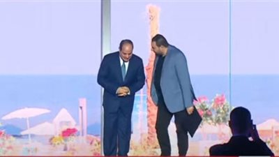 السيسي يسلم عقود وحدات إسكان اجتماعي بالدقهلية لعدد من المواطنين (شاهد)