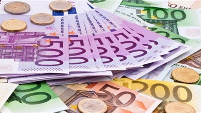 اليورو يواصل تراجعه في البنوك اليوم