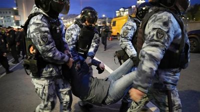 اشتباكات عنيفة في احتجاجات رافضة للتعبئة العسكرية بروسيا.. فيديو