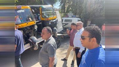 نائب محافظ القاهرة تتابع جهود حي المعادي برفع إشغالات المحلات والباعة الجائلين