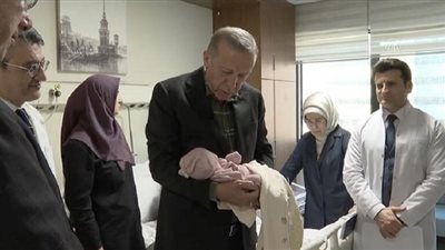 شاهد.. أردوغان يؤذن في أذن مولودة ناجية من الزلزال
