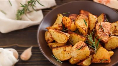 طريقة عمل بطاطس مشوية بالثوم والأعشاب