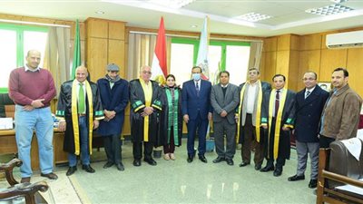 رئيس جامعة سوهاج يشهد مناقشة رسالة ماجستير فى مجال الميكروبيولوجيا الزراعية