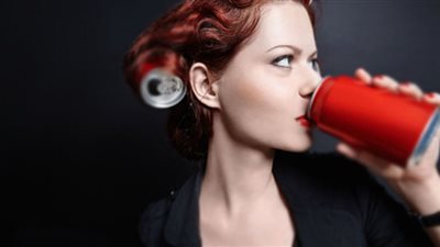 مشروب صحي تناوله بكثره يسبب العمى الدائم.. أطباء يحذرون