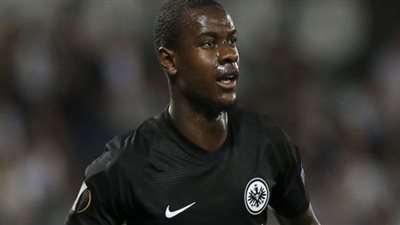 برشلونة يدعم خط دفاعه