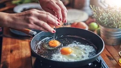 مخاطر تناول صفار البيض.. طبيبة تكشف السر