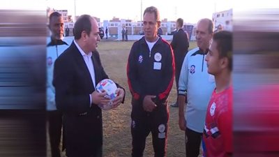 السيسي يوقع على كرة أحد ناشئي نادى شربين (شاهد)