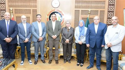 محافظ الدقهلية يستقبل أعضاء اللجنة التنفيذية لتقييم أعمال المشروعات الذكية