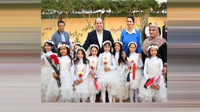 الرئيس السيسي يلتقى طلاب مدرسة بشربين.. شاهد