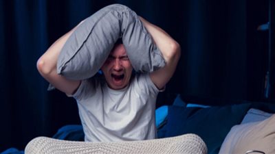 علاقة اضطراب النوم بالسرطان .. طبيب يحسم الجدل