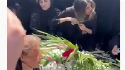شقيقة قتيل باحتجاجات إيران تقص شعرها فوق قبره (شاهد)