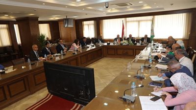 محافظ الجيزة يبحث سبل إنجاز 10 مشروعات رفع ومعالجة للصرف الصحي