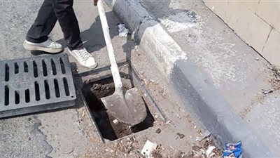 مواصلة صيانة بالوعات صرف الأمطار بنطاق حيِّ ثان الإسماعيلية استعدادًا لفصل الشتاء