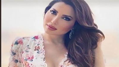 نسرين طافش تبرز نحافة خصرها بتوب قصير
