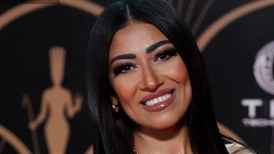 مروة عيد تتألق بصيحة الكب