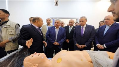 وزير التعليم العالي يفتتح مركز المحاكاة الطبية بجامعة بنها