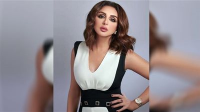 أنغام تستفز شرطة الموضة بفستانها الأخضر