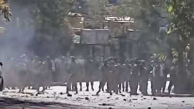 شرطة إيران تطلق النار على المتظاهرين (فيديو)