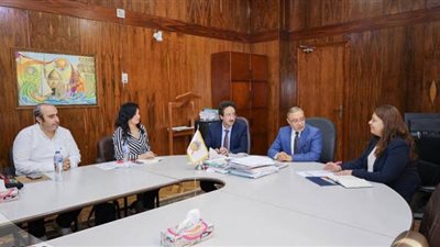 رئيس جامعة طنطا يستقبل وفد الجامعة الأمريكية من مشروع مراكز التطوير المهني