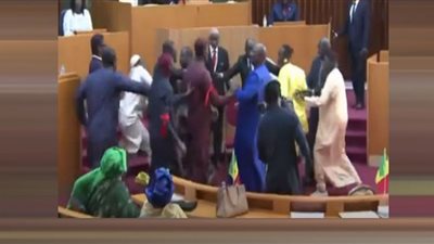 صفعة على وجه نائبة تفجر مشاجرة داخل البرلمان (فيديو)