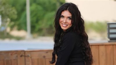 دينا تتخلى عن الجرأة بالساتان الرمادي