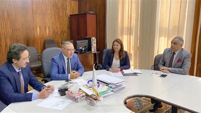 رئيس جامعة طنطا يستقبل وفد الجامعة الأمريكية من مشروع مراكز التطوير المهني