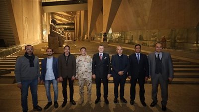 وزير السياحة والآثار يتفقد مستجدات الأعمال بالمتحف المصري الكبير ومراكب خوفو