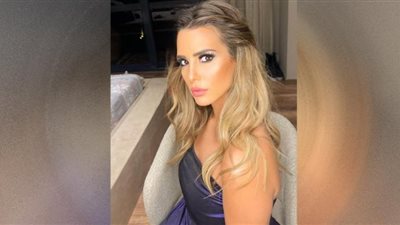 إيمان العاصي.. إطلالة جريئة بالأسود والـ«هاف بوت»